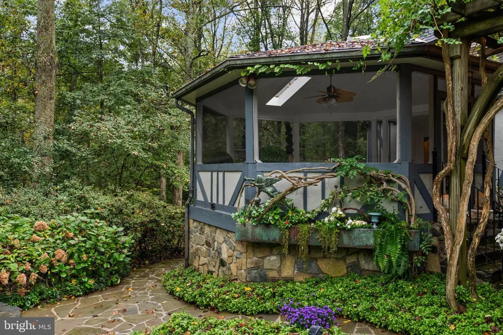 10205 CEDAR POND DRIVE Vienna, VA 22182