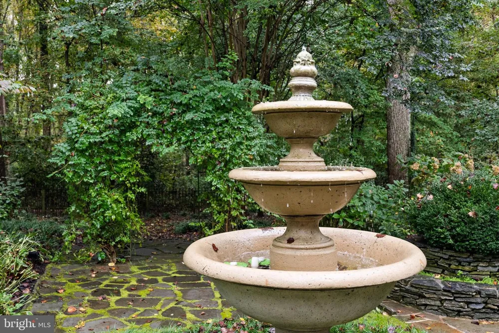 10205 CEDAR POND DRIVE Vienna, VA 22182