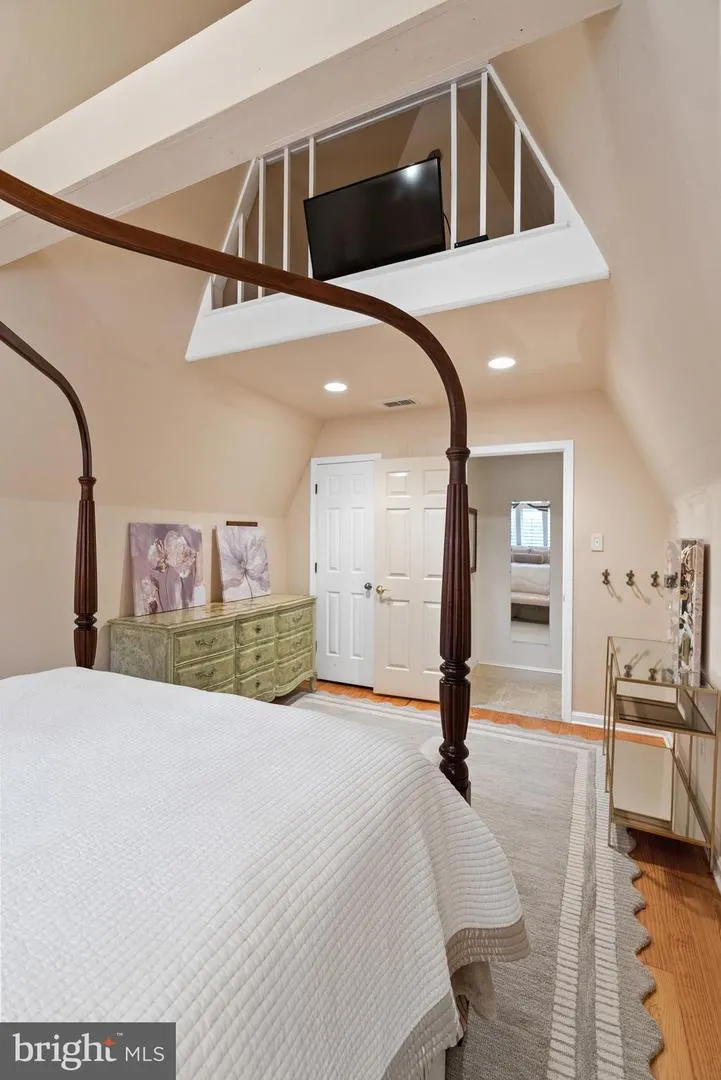 10205 CEDAR POND DRIVE Vienna, VA 22182