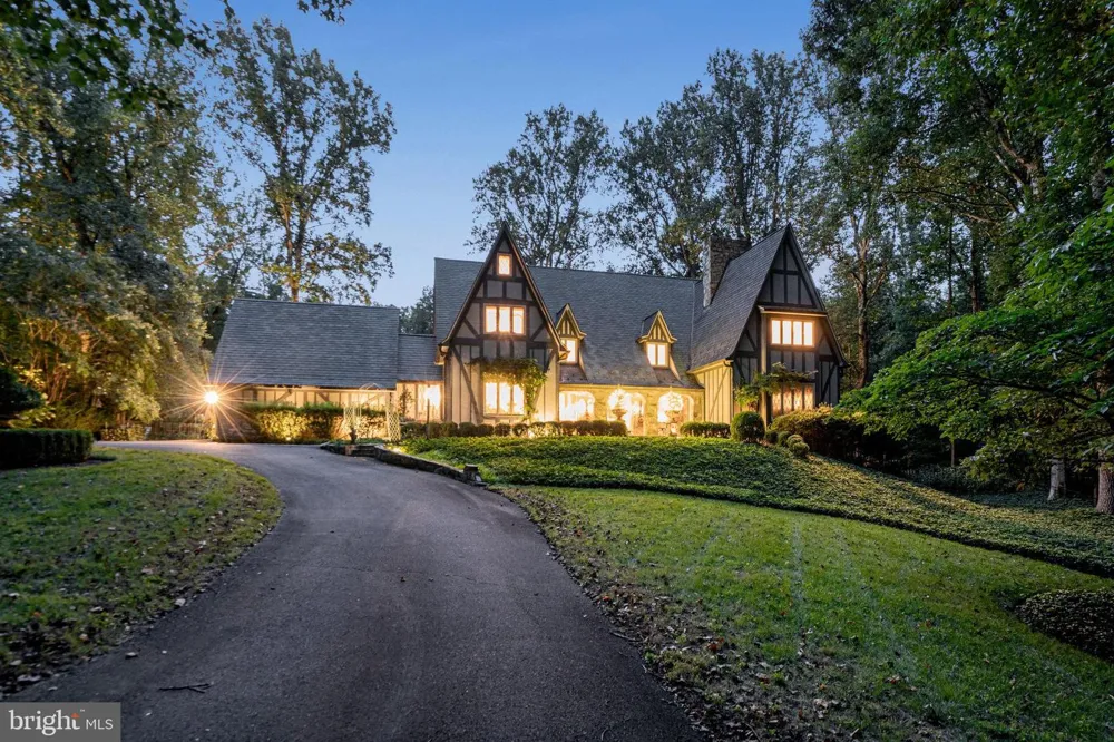 10205 CEDAR POND DRIVE Vienna, VA 22182