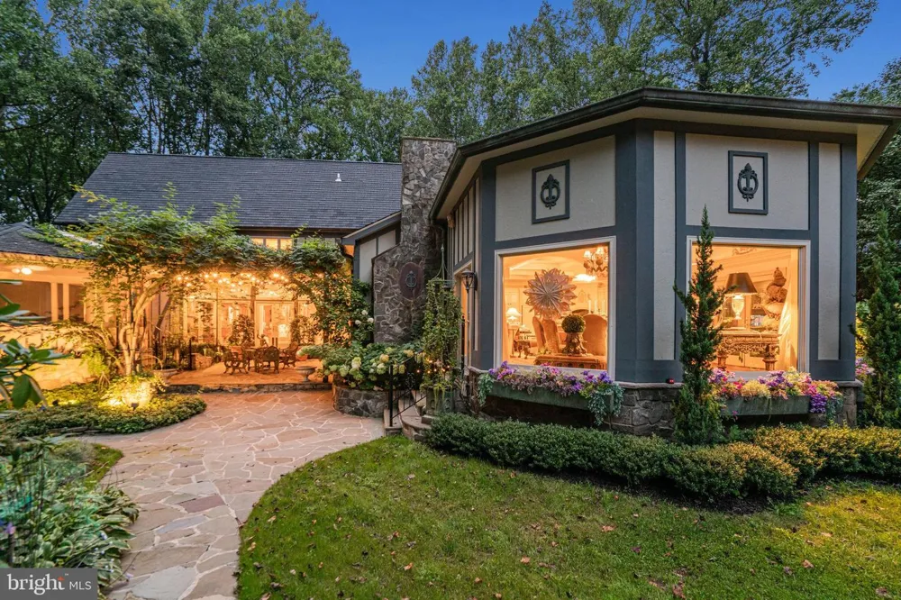 10205 CEDAR POND DRIVE Vienna, VA 22182