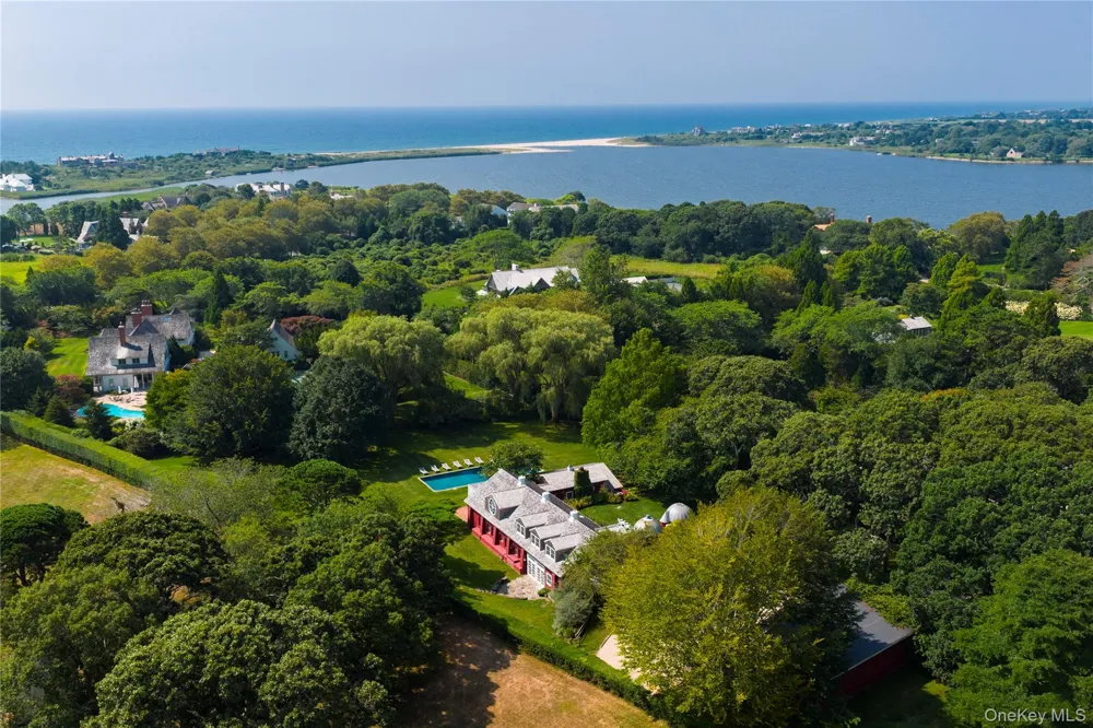 26 Ruxton Road East Hampton, NY 11937