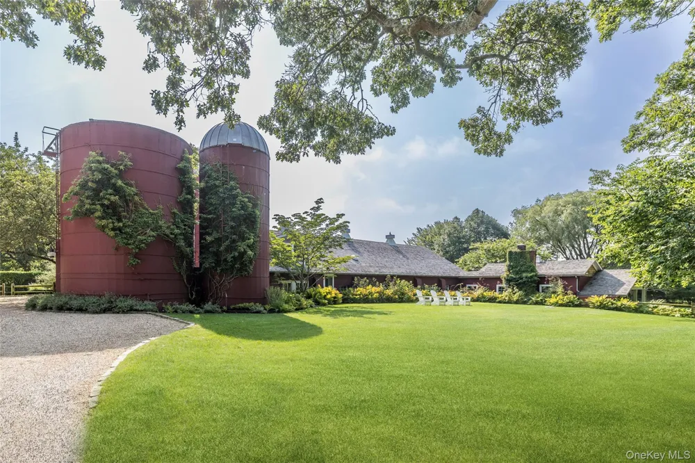 26 Ruxton Road East Hampton, NY 11937