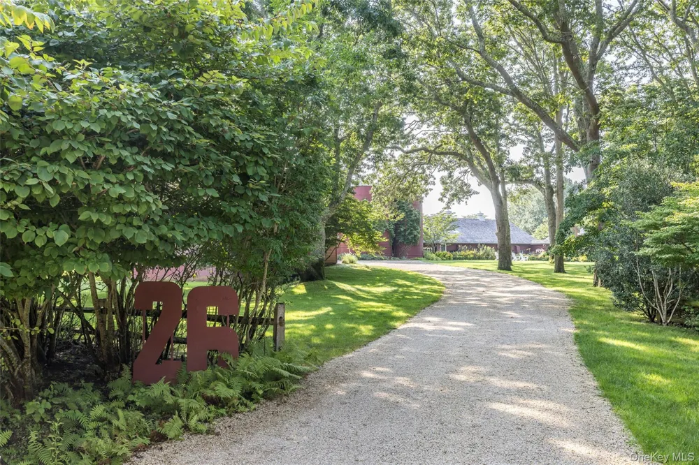 26 Ruxton Road East Hampton, NY 11937