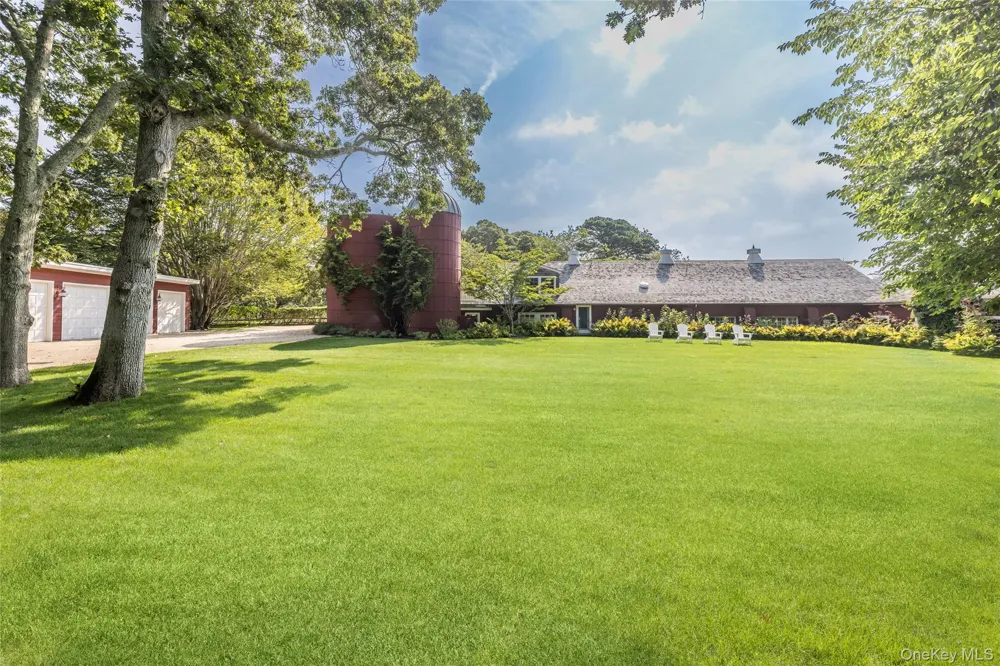 26 Ruxton Road East Hampton, NY 11937