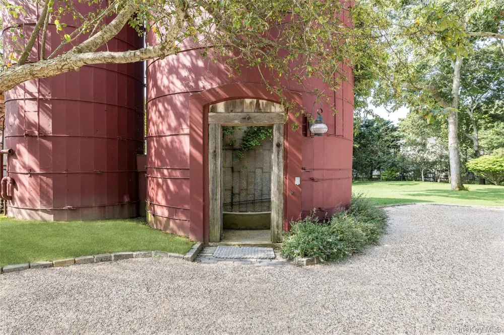 26 Ruxton Road East Hampton, NY 11937