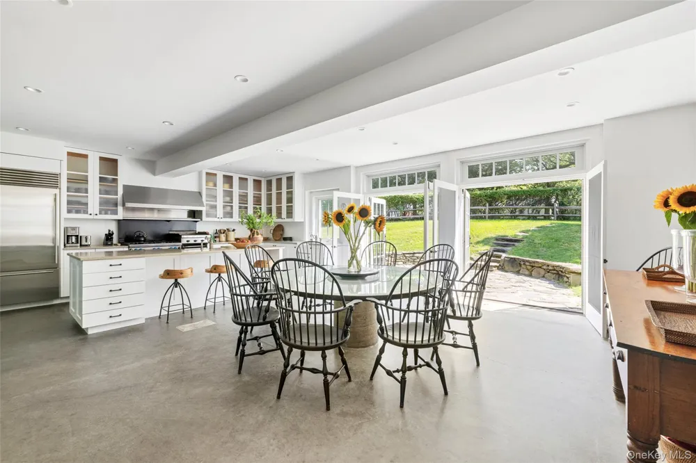 26 Ruxton Road East Hampton, NY 11937