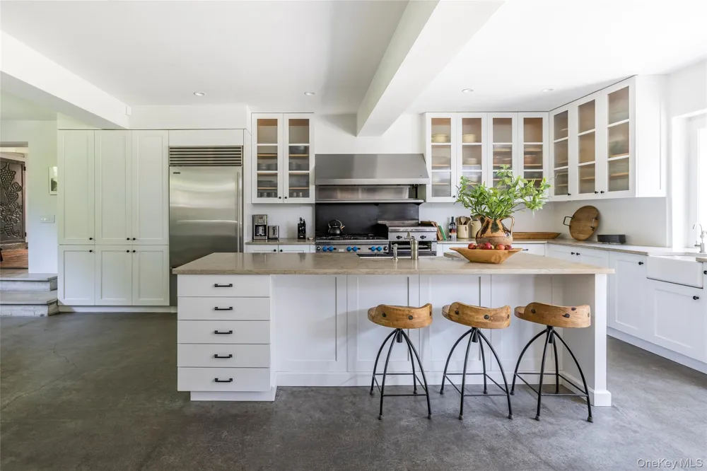 26 Ruxton Road East Hampton, NY 11937