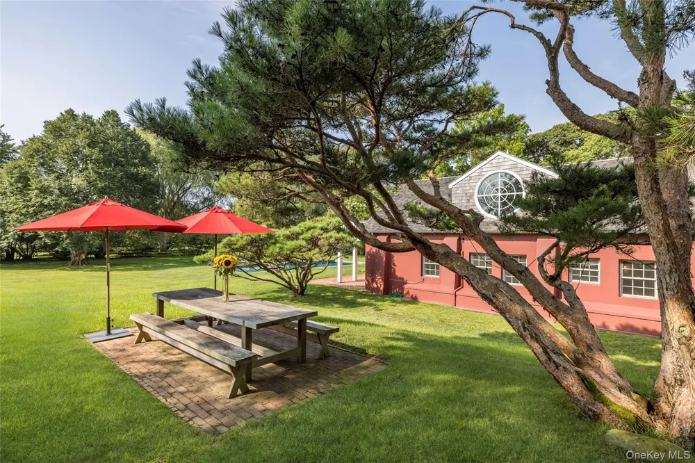 26 Ruxton Road East Hampton, NY 11937