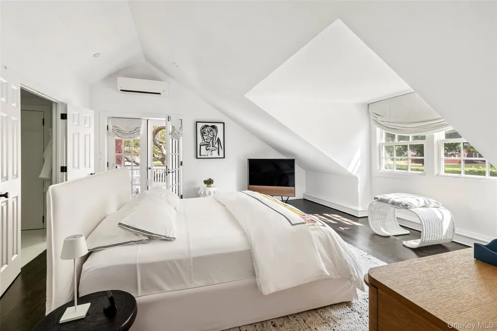 26 Ruxton Road East Hampton, NY 11937