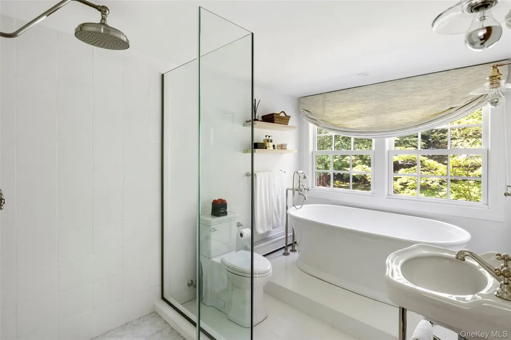 26 Ruxton Road East Hampton, NY 11937