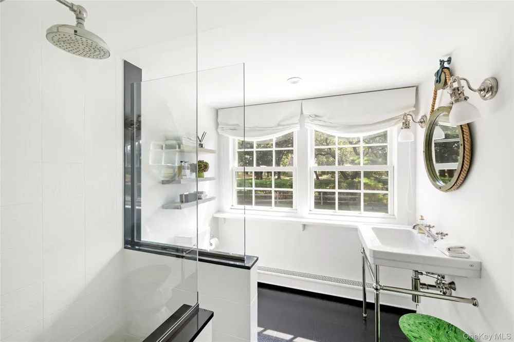 26 Ruxton Road East Hampton, NY 11937