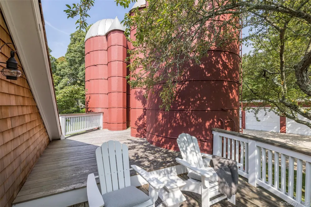 26 Ruxton Road East Hampton, NY 11937