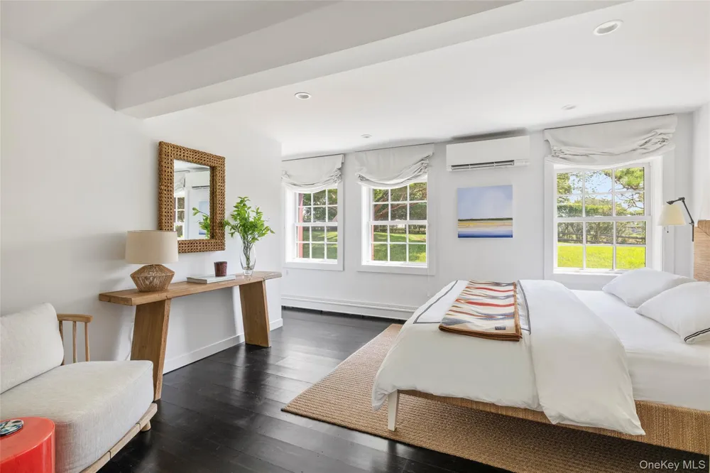 26 Ruxton Road East Hampton, NY 11937