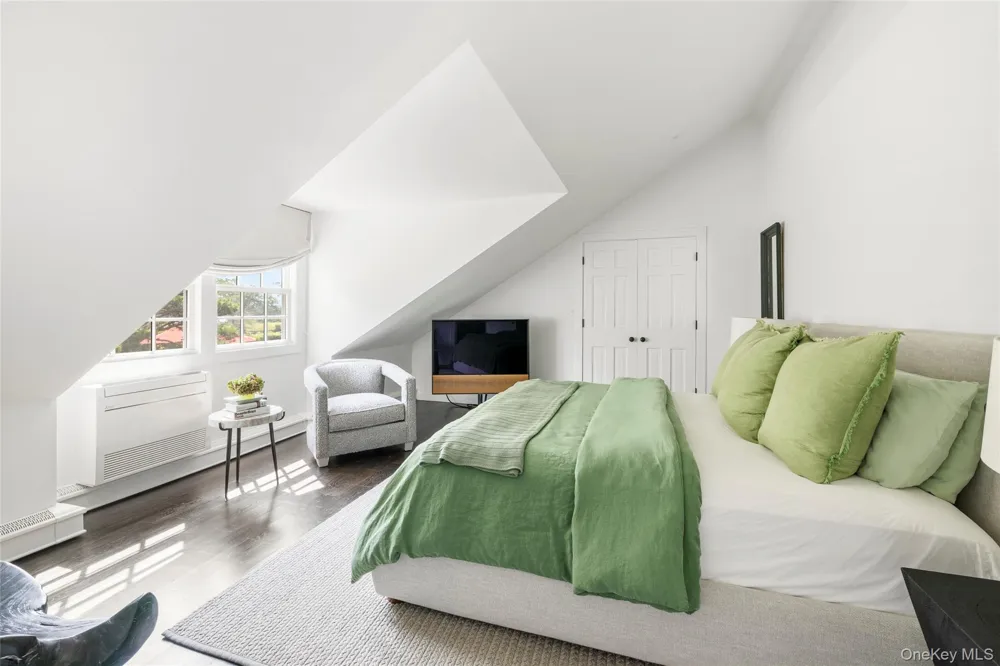 26 Ruxton Road East Hampton, NY 11937