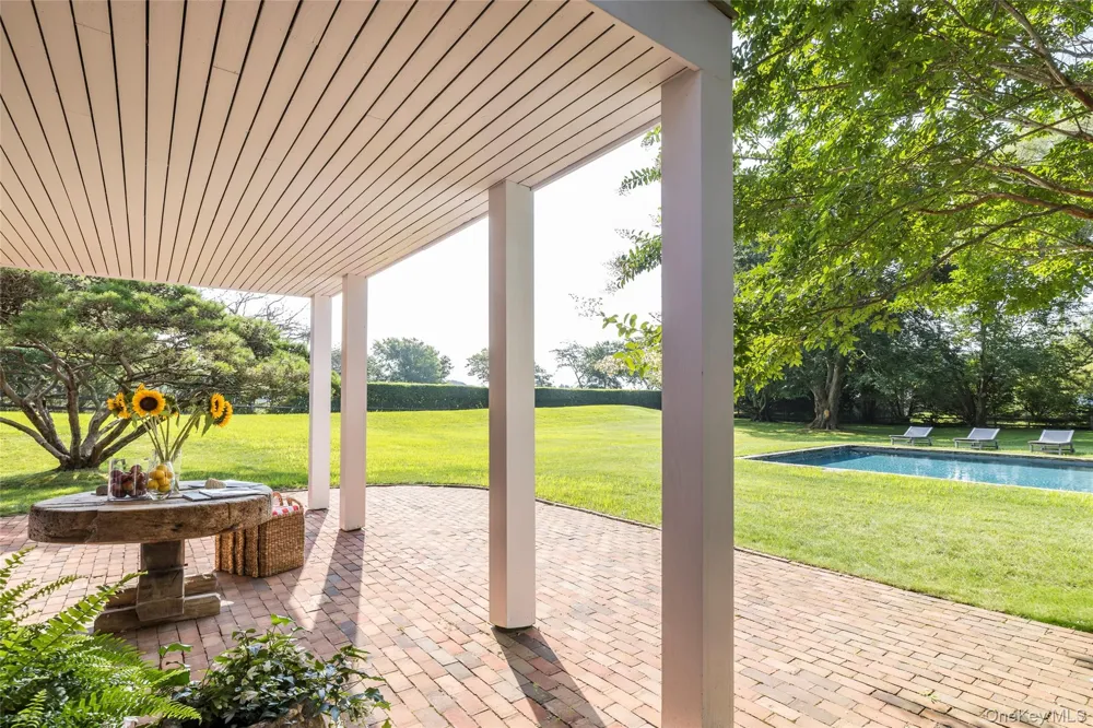 26 Ruxton Road East Hampton, NY 11937