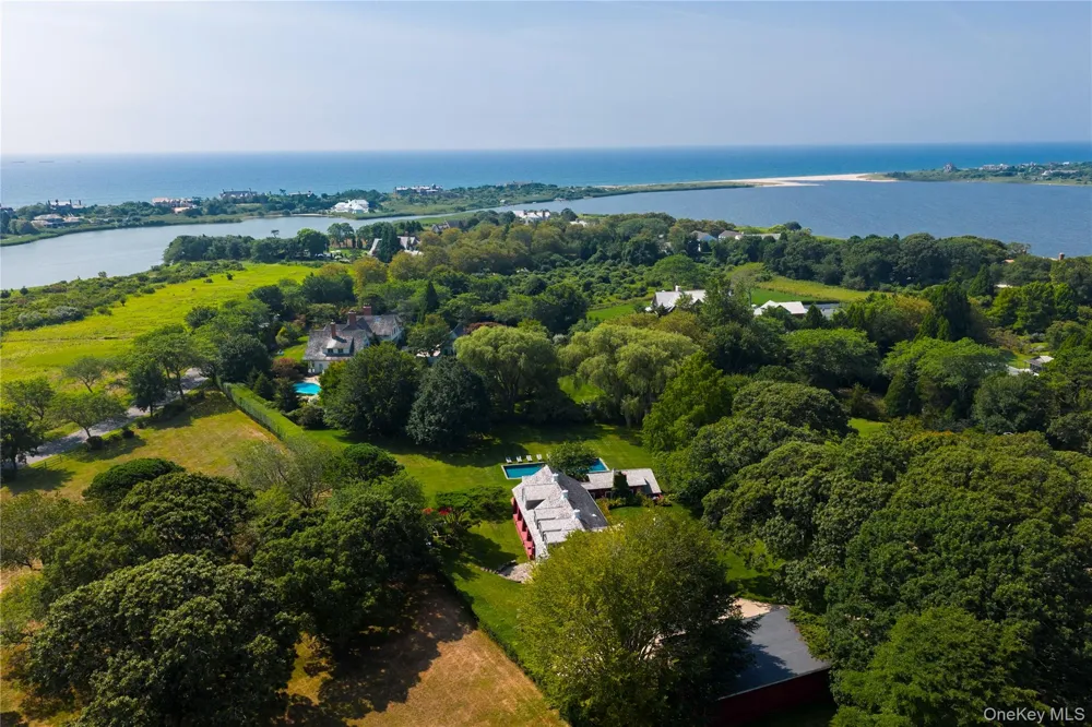 26 Ruxton Road East Hampton, NY 11937