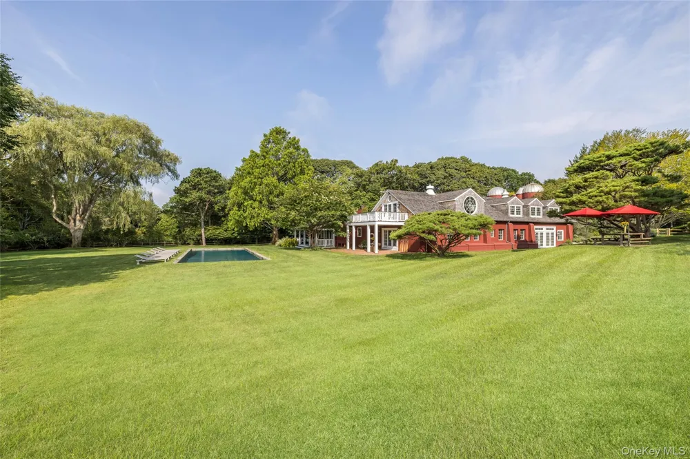 26 Ruxton Road East Hampton, NY 11937