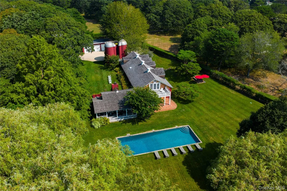 26 Ruxton Road East Hampton, NY 11937