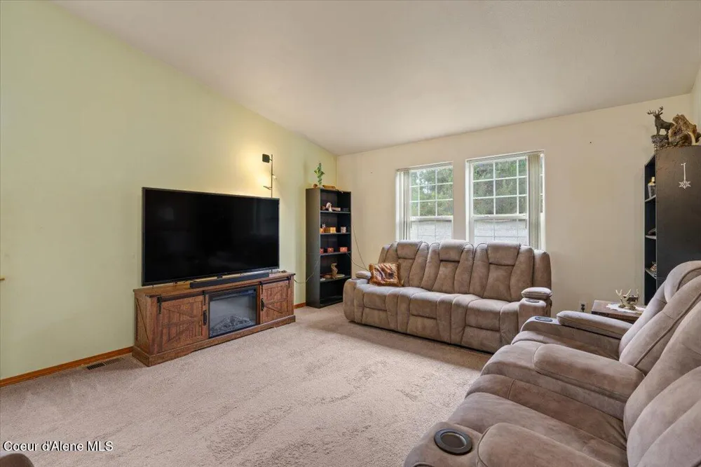 811 E Seasons Road Athol, ID 83801