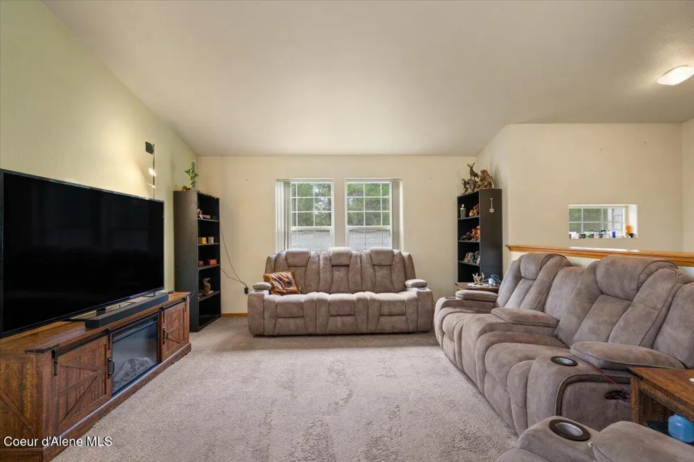 811 E Seasons Road Athol, ID 83801
