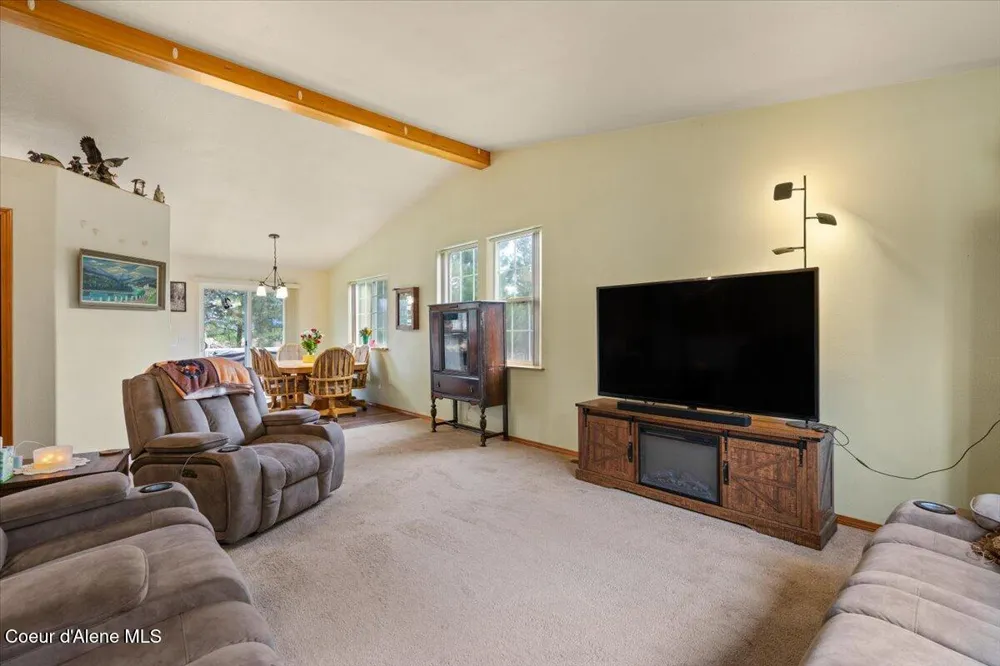 811 E Seasons Road Athol, ID 83801