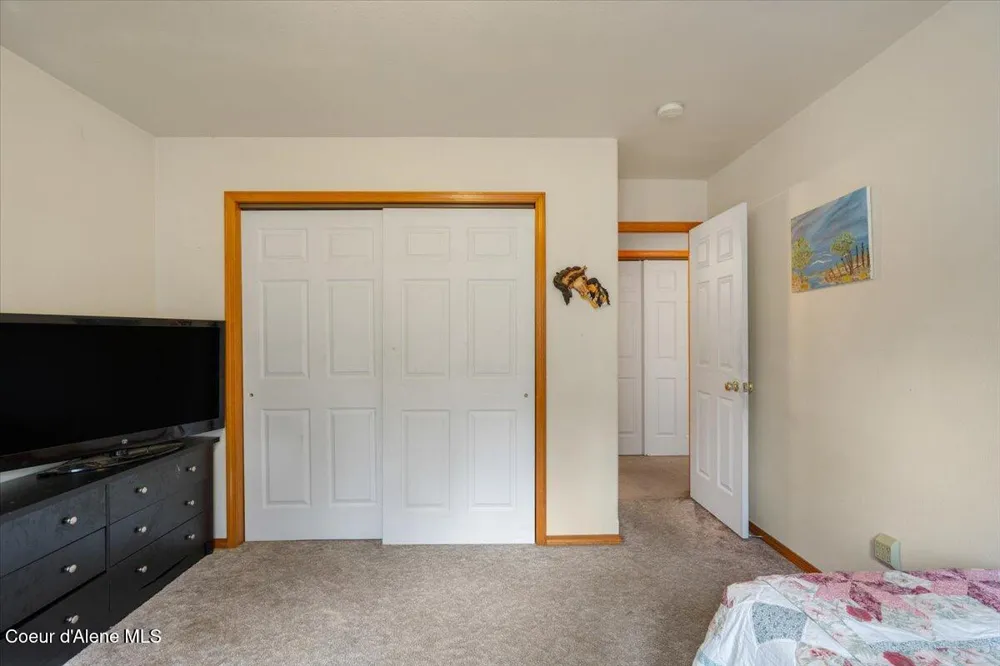 811 E Seasons Road Athol, ID 83801