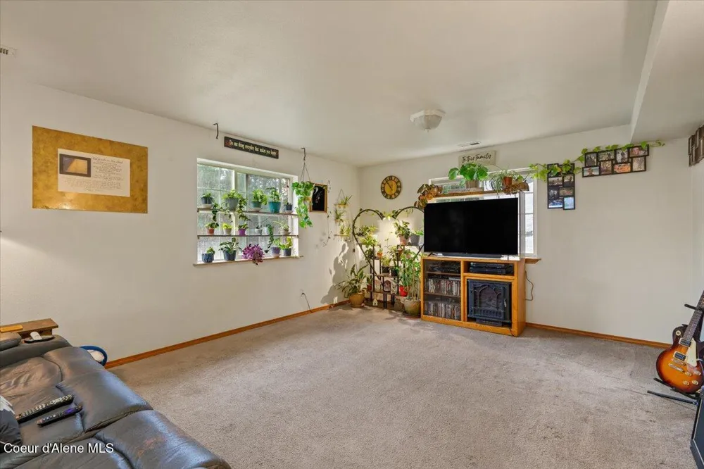 811 E Seasons Road Athol, ID 83801