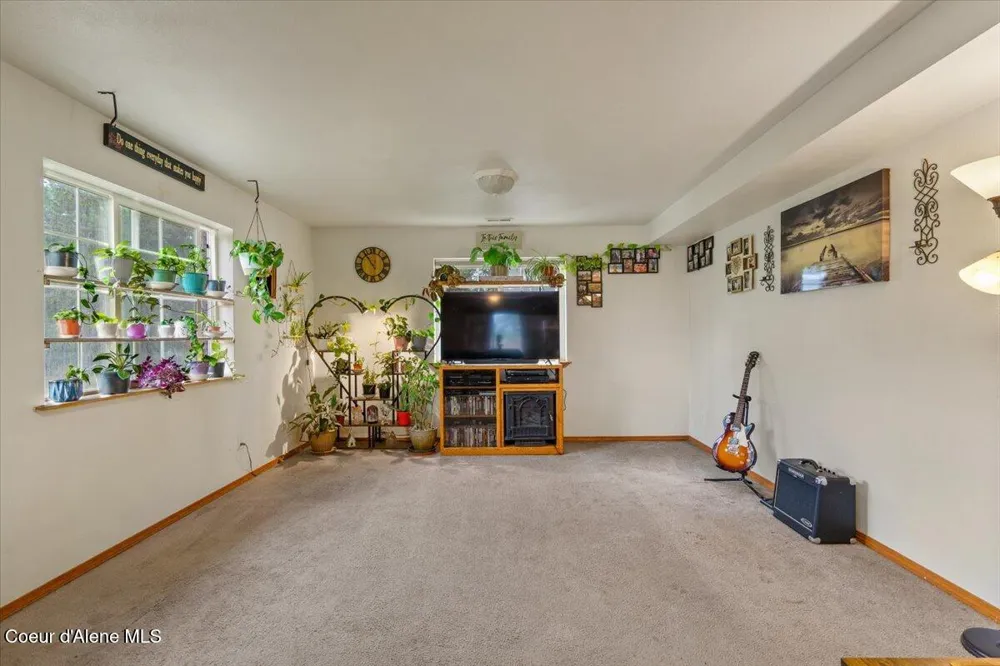 811 E Seasons Road Athol, ID 83801