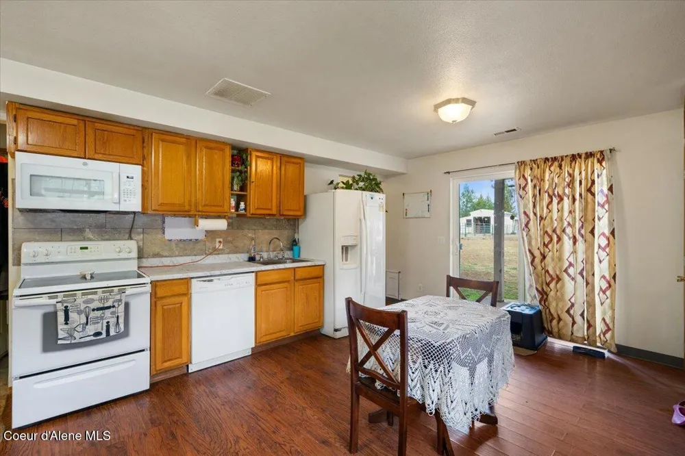 811 E Seasons Road Athol, ID 83801
