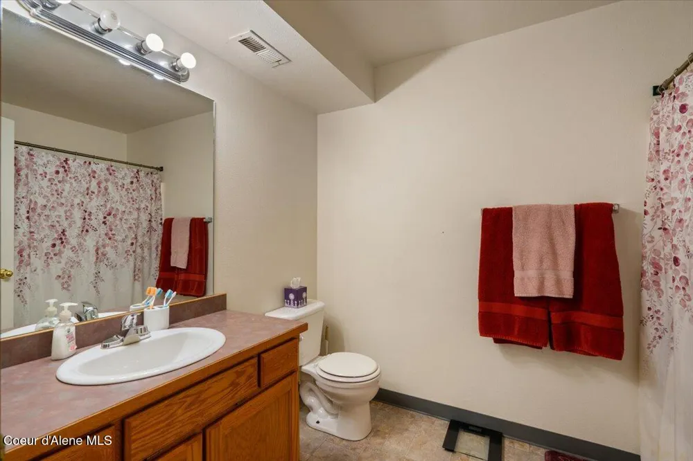 811 E Seasons Road Athol, ID 83801