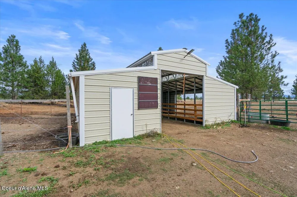811 E Seasons Road Athol, ID 83801