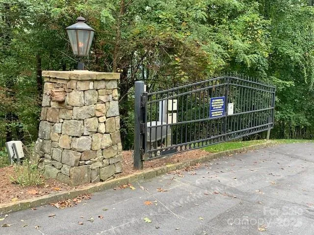 105 CROSSVINE TRAIL #15 Laurel Park, NC 28739