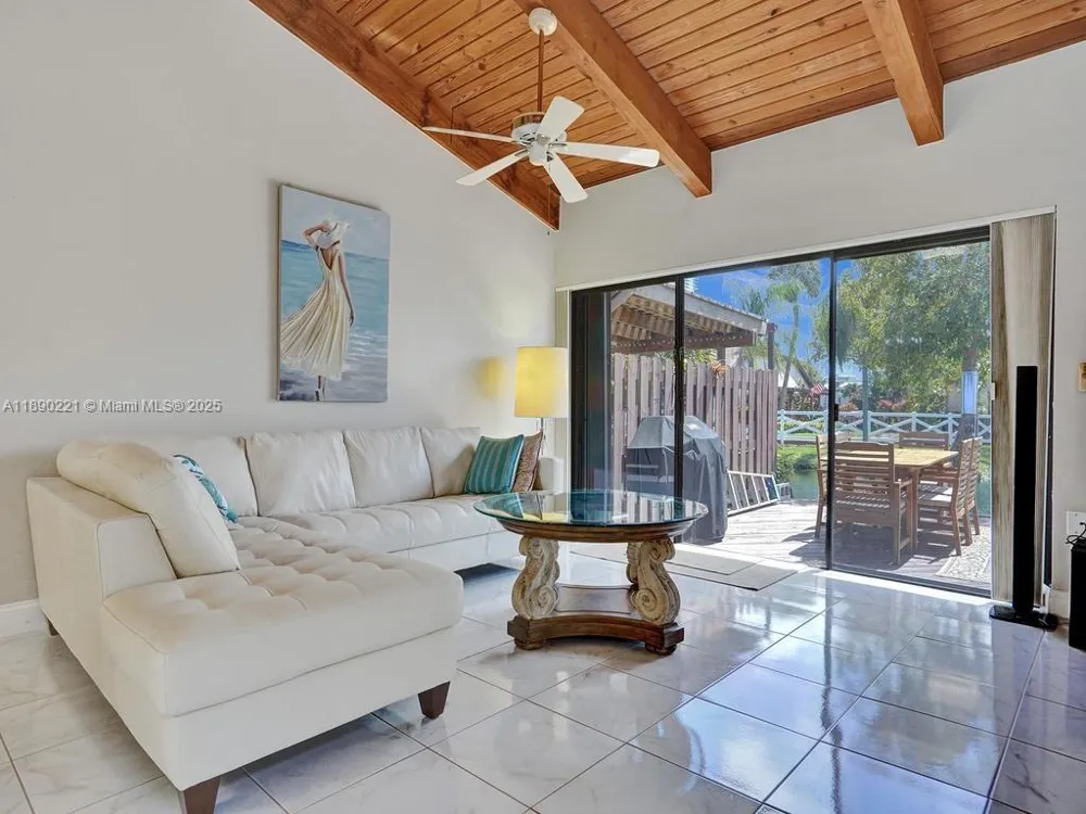 2667 S Parkview Dr Hallandale Beach, FL 33009