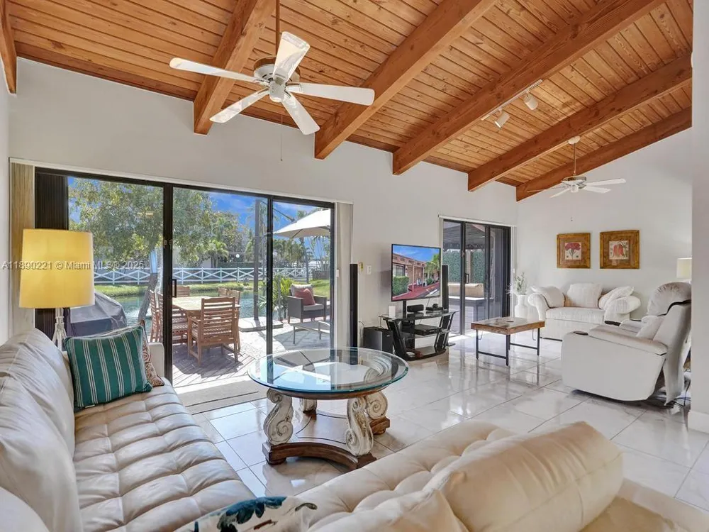2667 S Parkview Dr Hallandale Beach, FL 33009