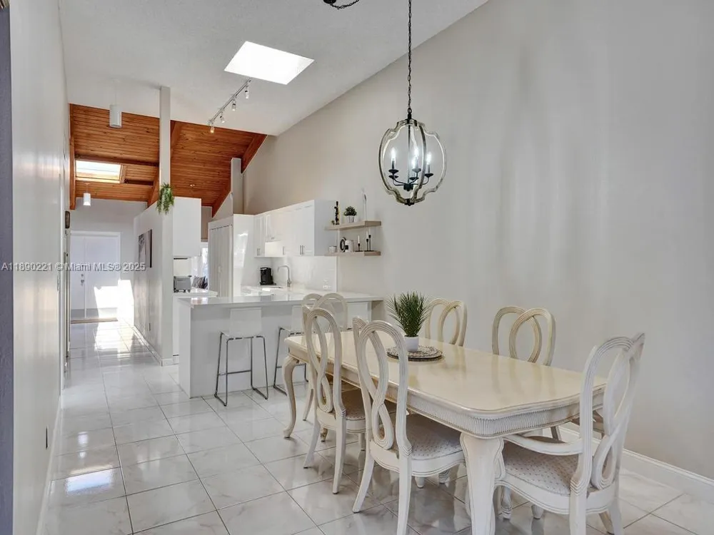 2667 S Parkview Dr Hallandale Beach, FL 33009