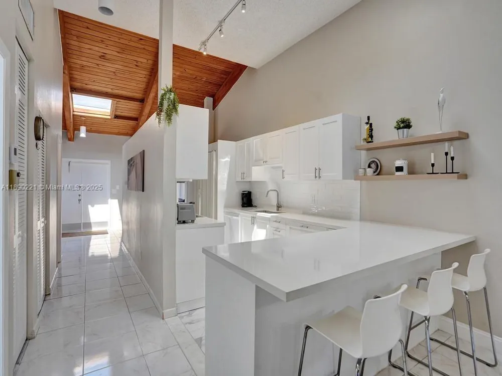 2667 S Parkview Dr Hallandale Beach, FL 33009