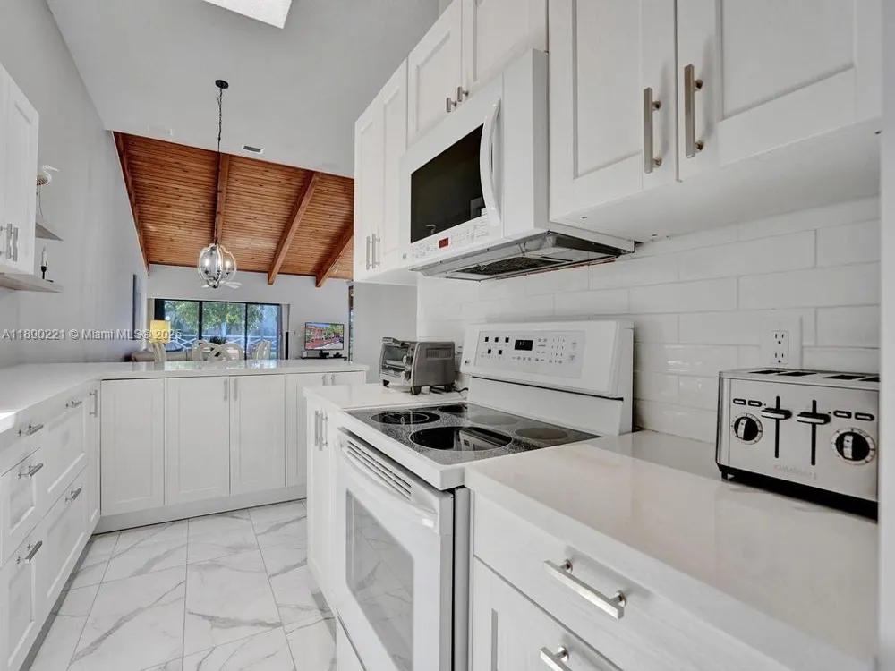 2667 S Parkview Dr Hallandale Beach, FL 33009