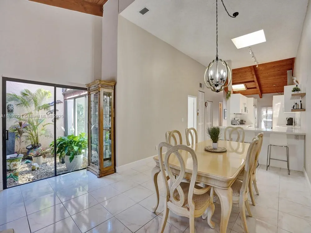 2667 S Parkview Dr Hallandale Beach, FL 33009