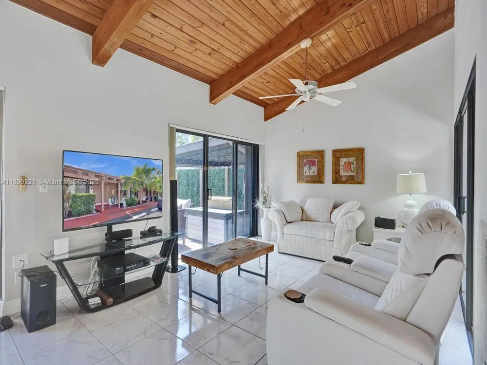 2667 S Parkview Dr Hallandale Beach, FL 33009