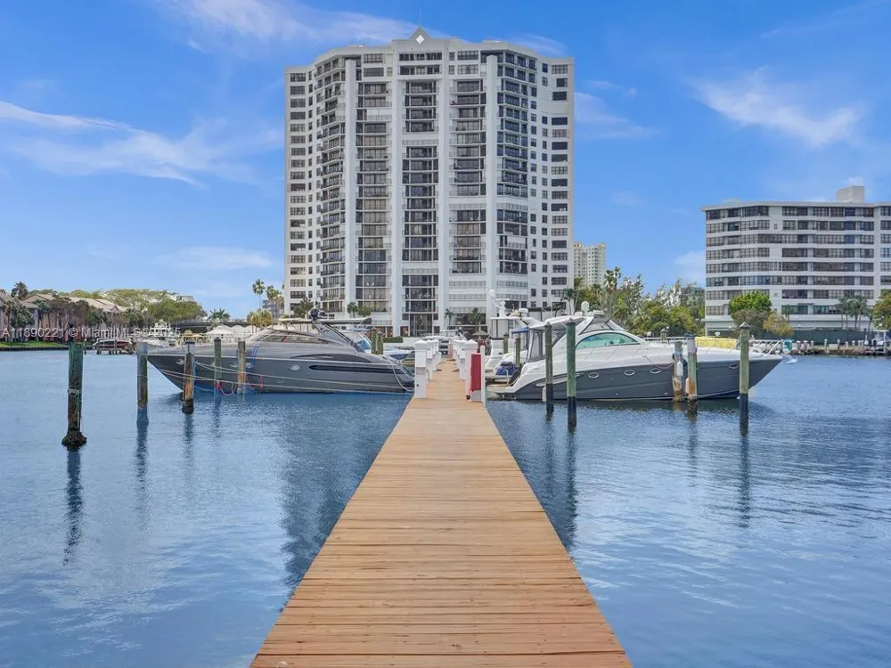 2667 S Parkview Dr Hallandale Beach, FL 33009