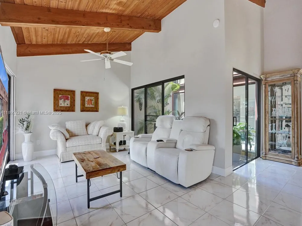 2667 S Parkview Dr Hallandale Beach, FL 33009