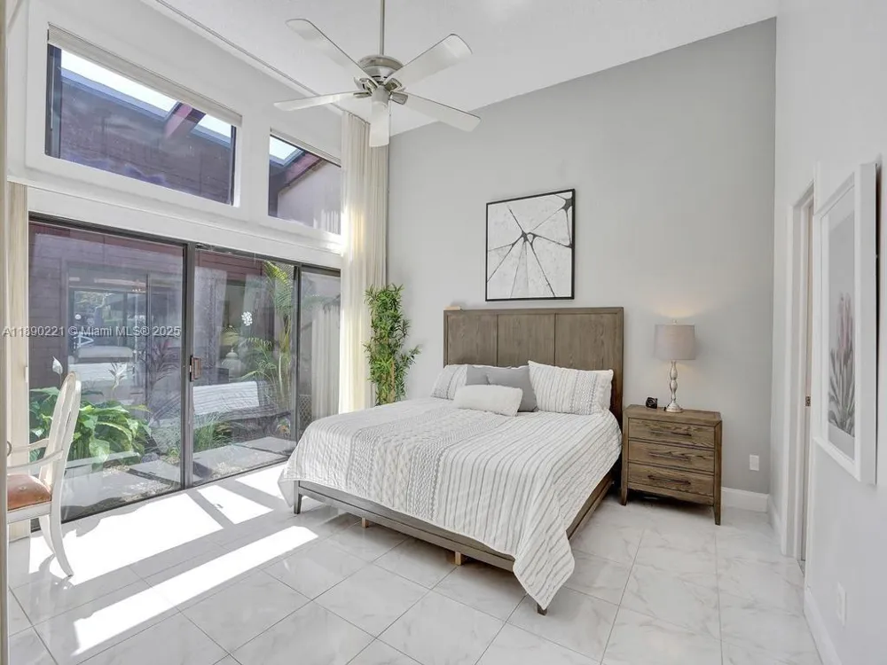 2667 S Parkview Dr Hallandale Beach, FL 33009