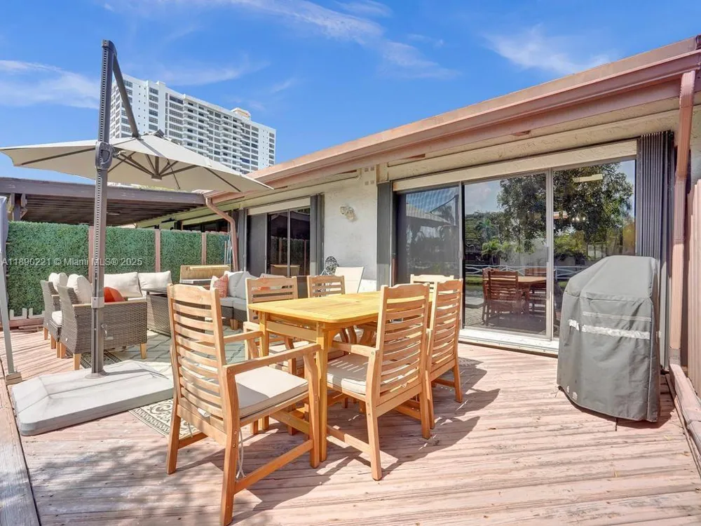 2667 S Parkview Dr Hallandale Beach, FL 33009