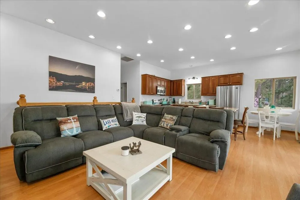 38634 Shore Drive Fawnskin, CA 92333