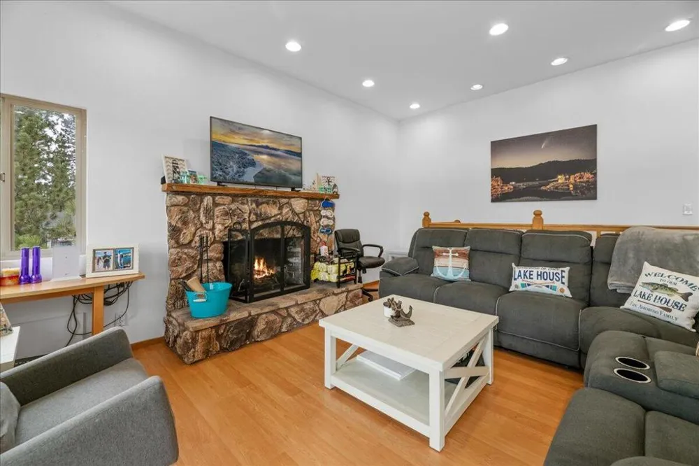 38634 Shore Drive Fawnskin, CA 92333