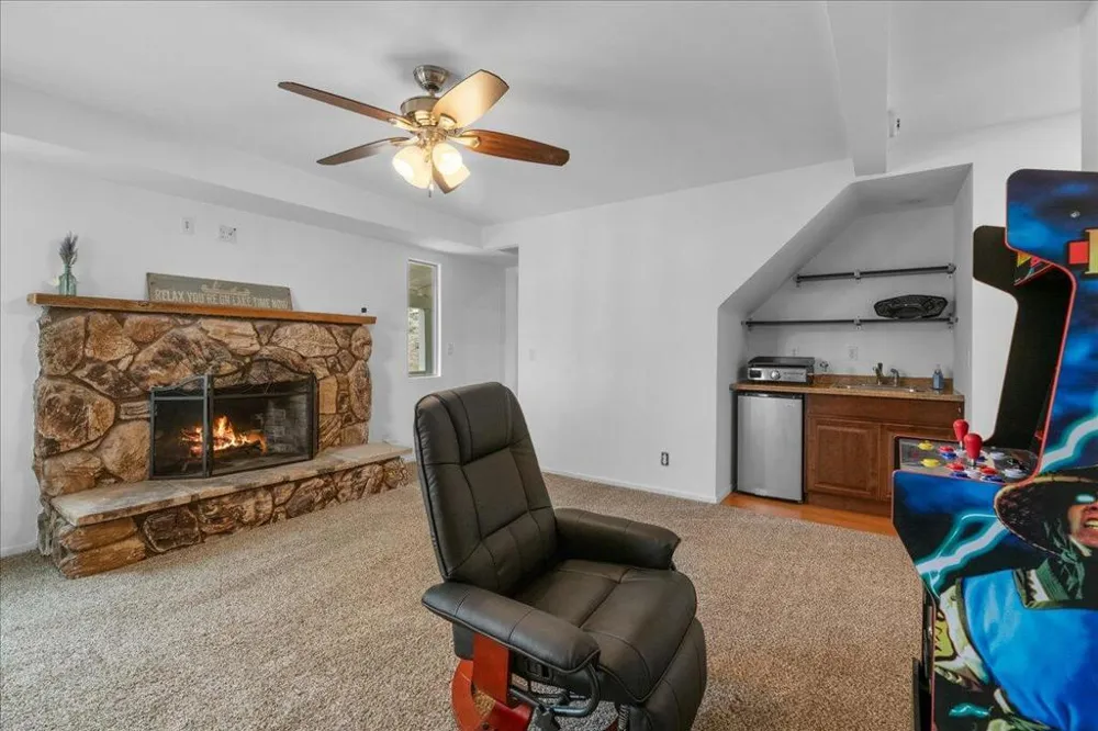 38634 Shore Drive Fawnskin, CA 92333
