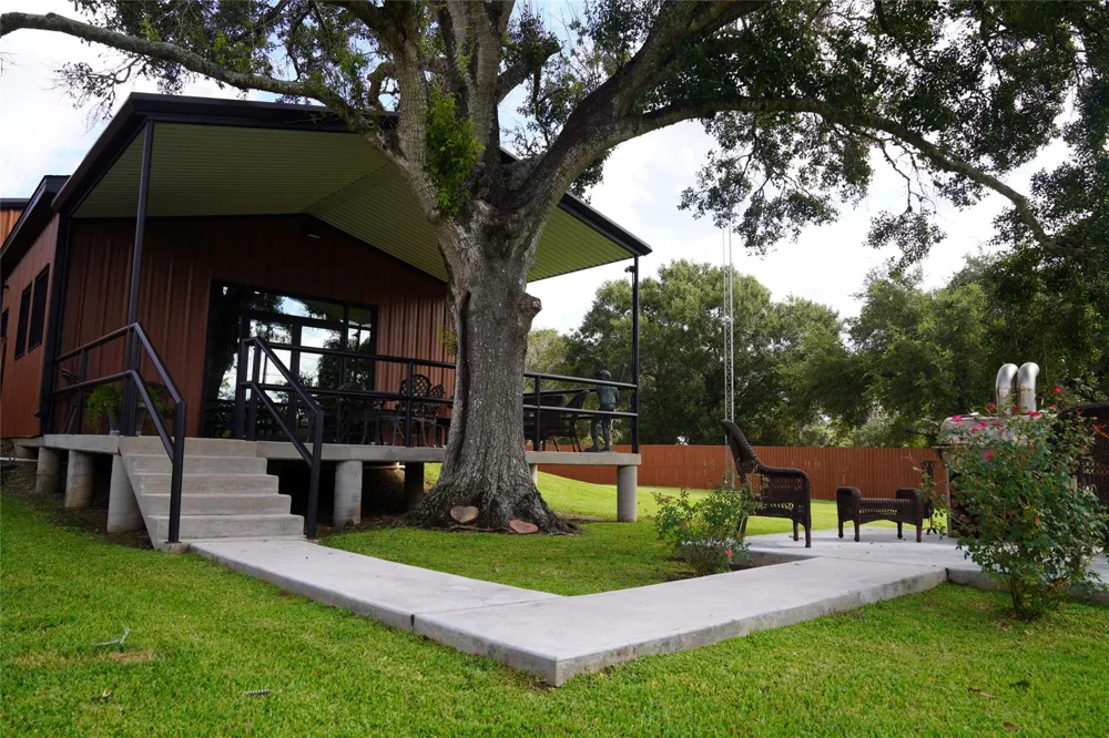 1354 Us Highway 90a Sheridan, TX 77475