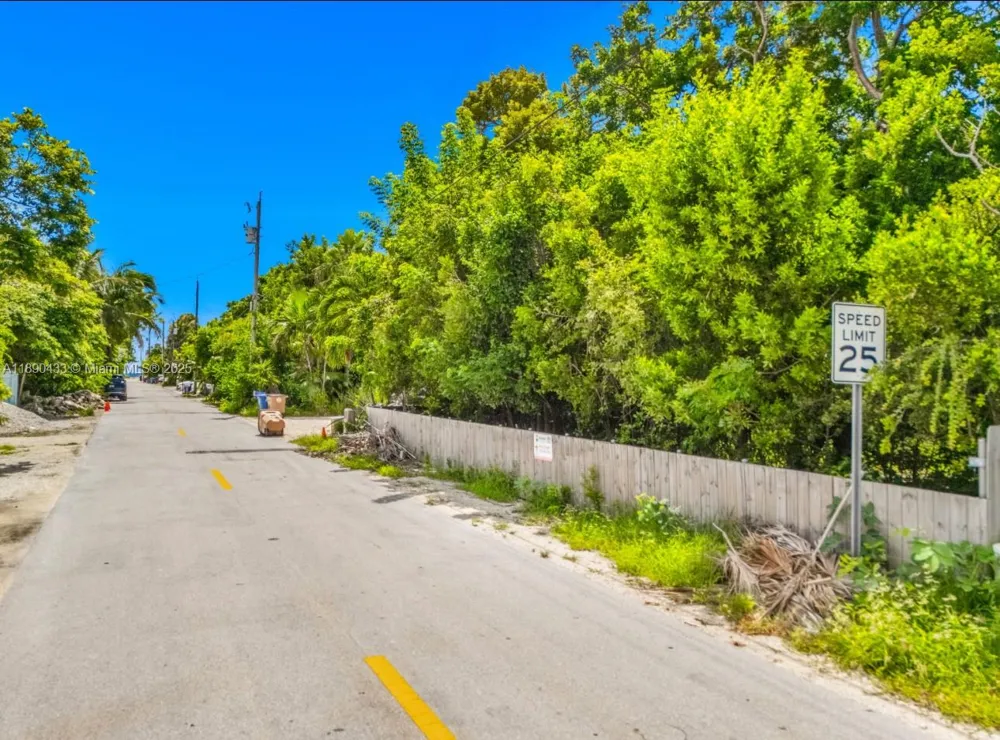 933 Lobster Ln Key Largo, FL 33037