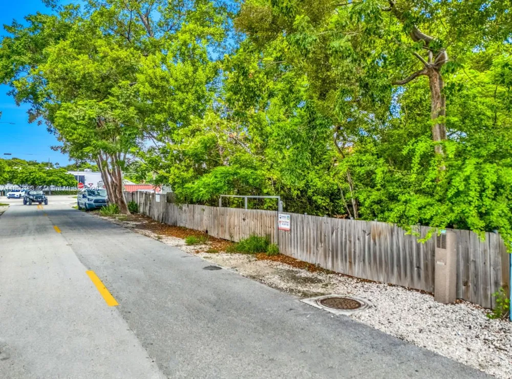 933 Lobster Ln Key Largo, FL 33037